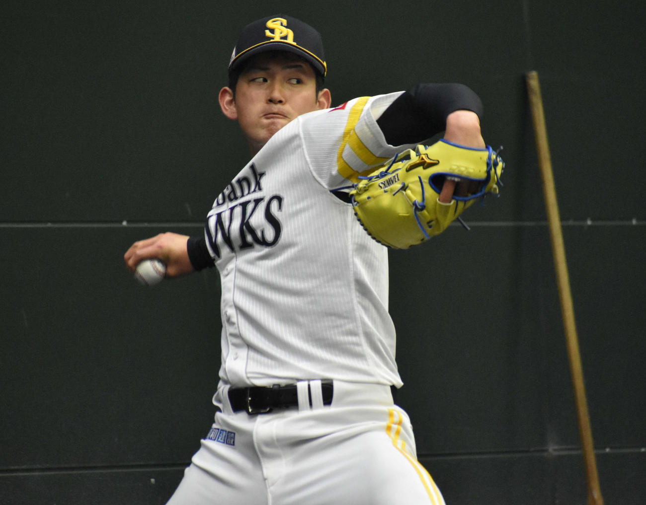 プロ入り後初のブルペン投球を行ったソフトバンク風間（撮影・只松憲）