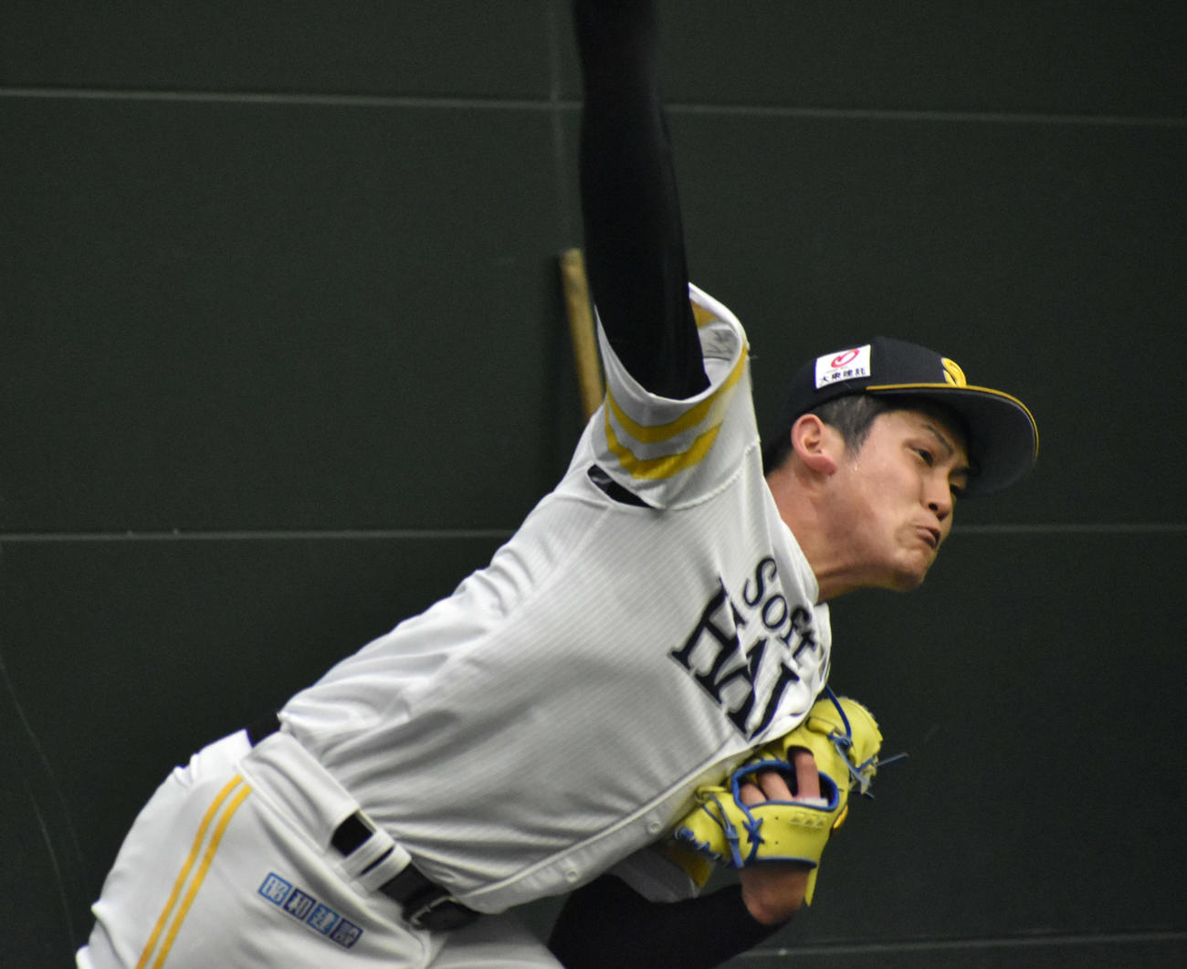 ブルペンで力投するソフトバンク風間（撮影・只松憲）
