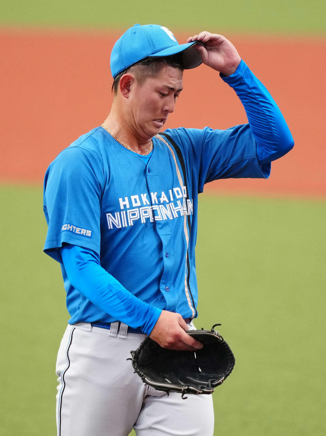 西武対日本ハム　1回裏終了後、厳しい表情でベンチに引き揚げる日本ハム先発の姫野（撮影・江口和貴）