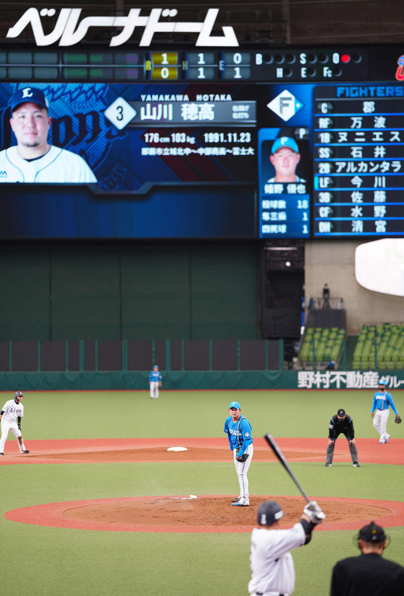 西武対日本ハム　1回裏西武1死一、二塁、山川（手前）と対戦する先発の姫野（撮影・江口和貴）