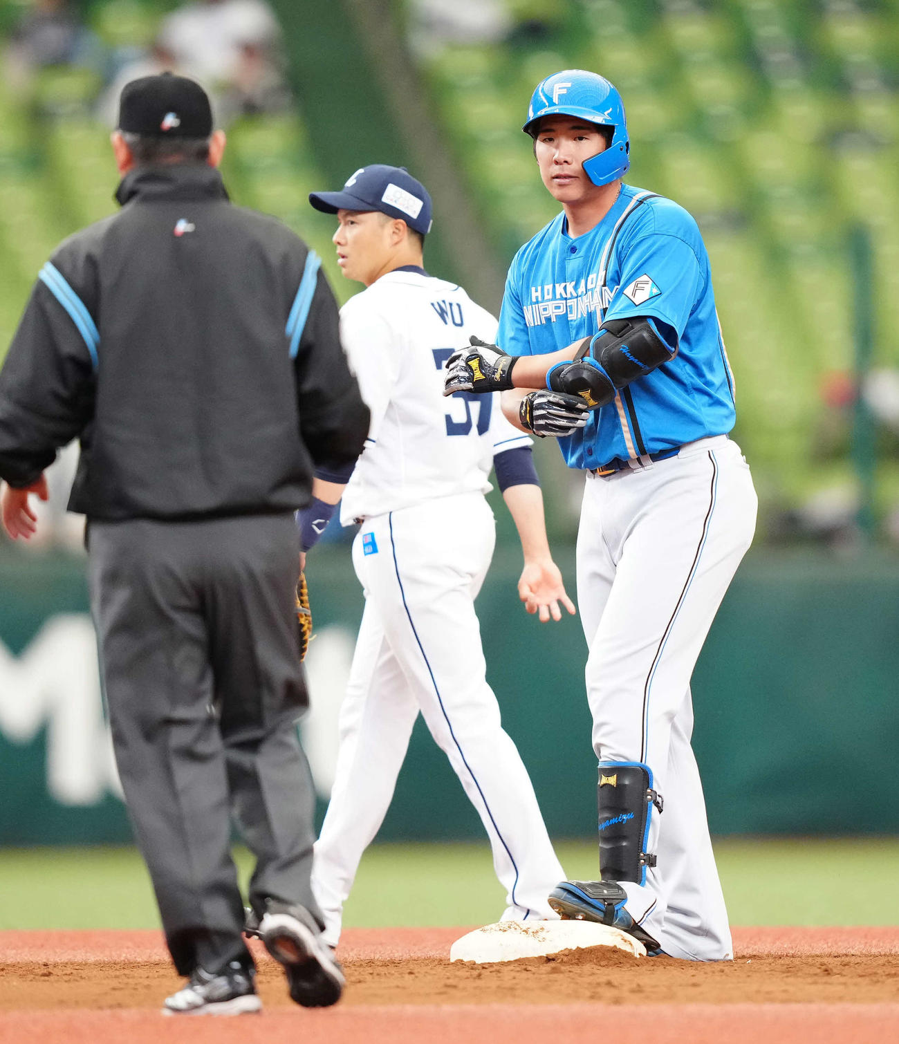 西武対日本ハム　7回表日本ハム無死二、三塁、2点適時二塁打を放った速水（右）（撮影・江口和貴）