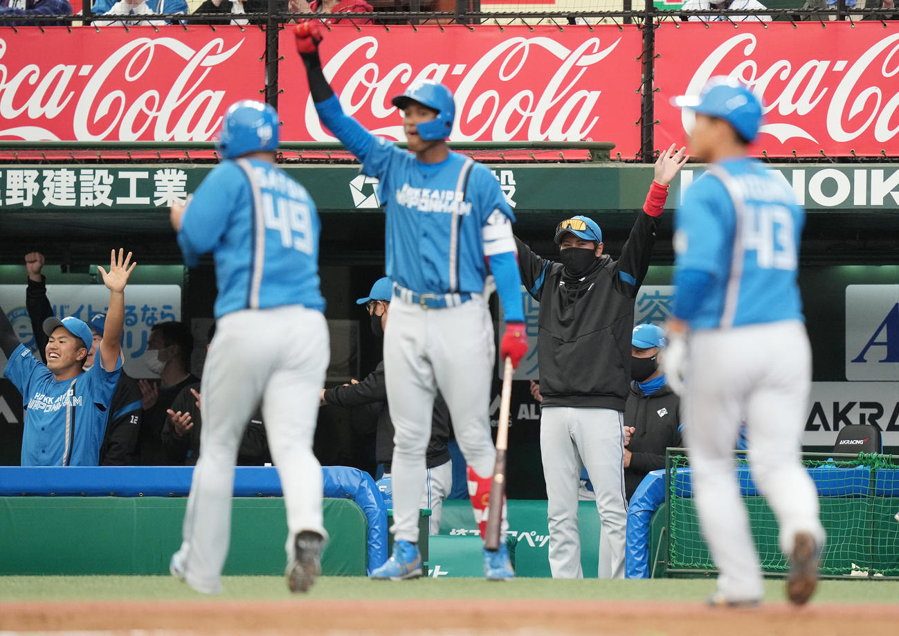 西武対日本ハム　7回表日本ハム無死二、三塁、速水の左2点適時二塁打に両手を挙げ喜ぶ新庄監督（撮影・鈴木みどり）