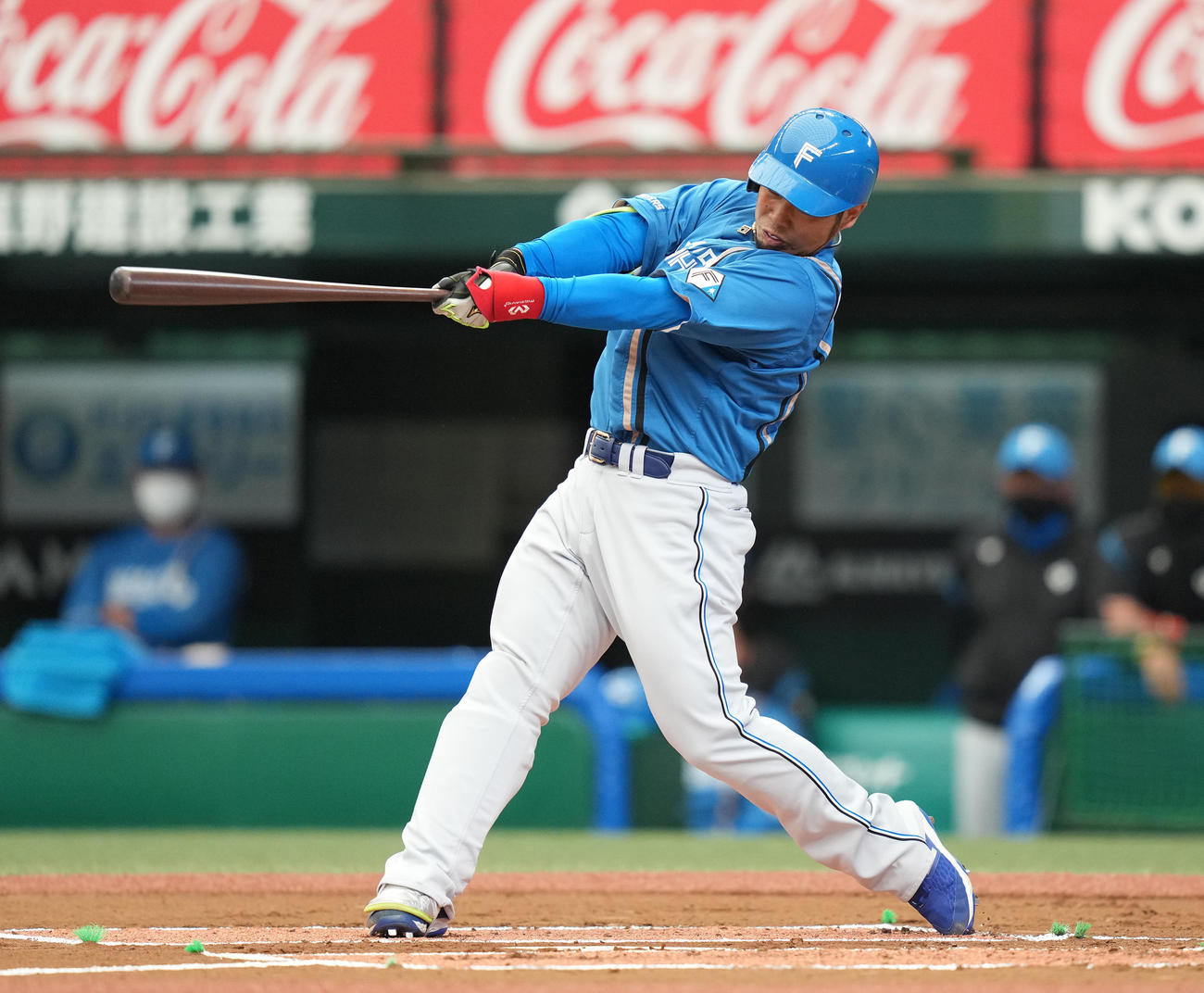 西武対日本ハム　1回表日本ハム2死一塁、左適時二塁打を放つ近藤（撮影・鈴木みどり）