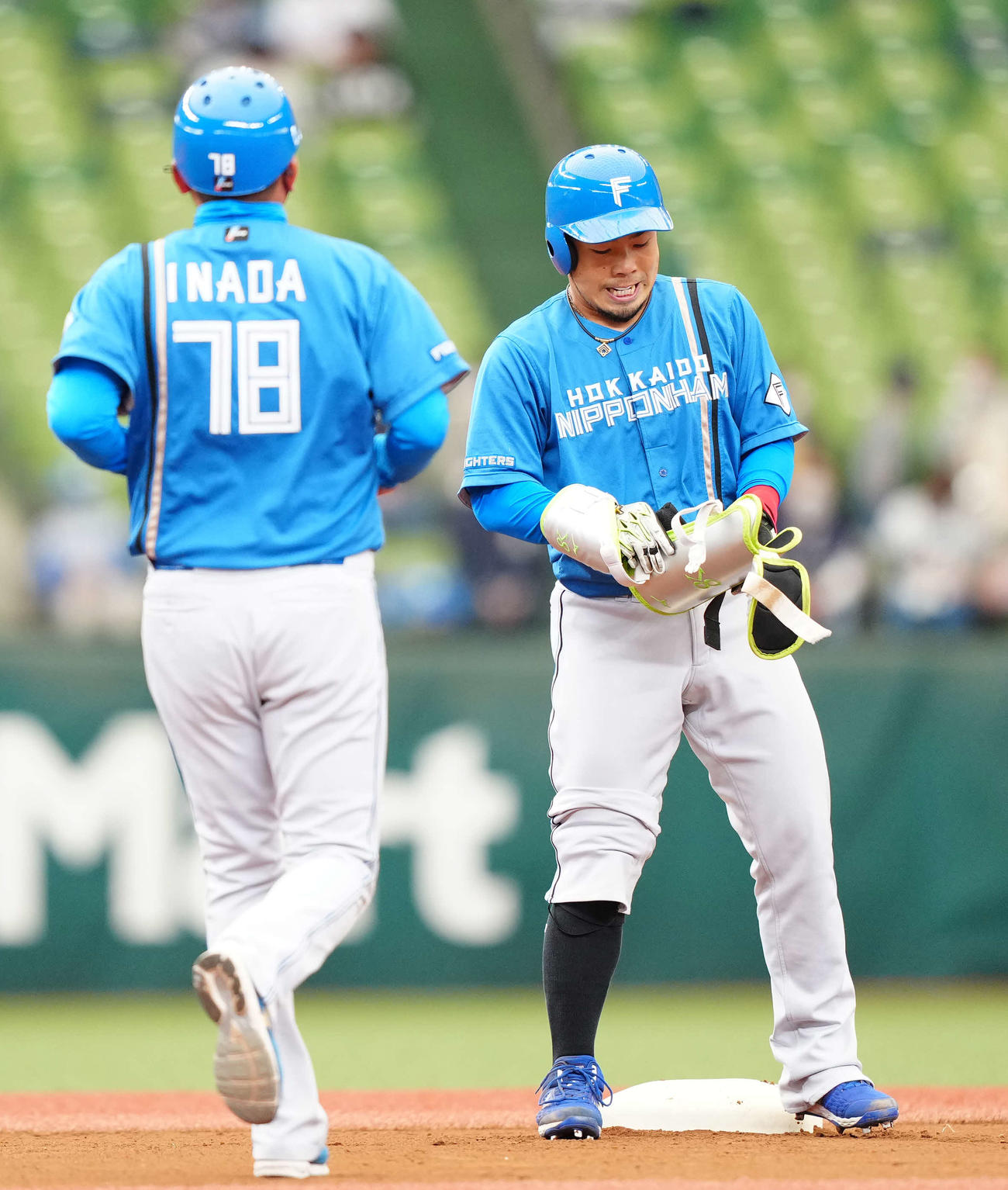 西武対日本ハム　1回表日本ハム2死一塁、先制適時二塁打を放った近藤（右）（撮影・江口和貴）