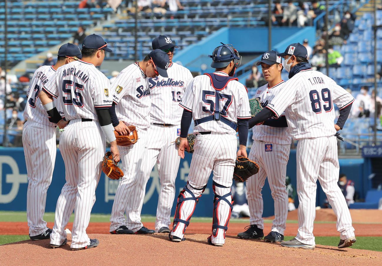 ヤクルト対DeNA 4回表DeNA2死一塁、マウンドの小川（右から2人目）のもとへナインが集まった（撮影・河野匠）
