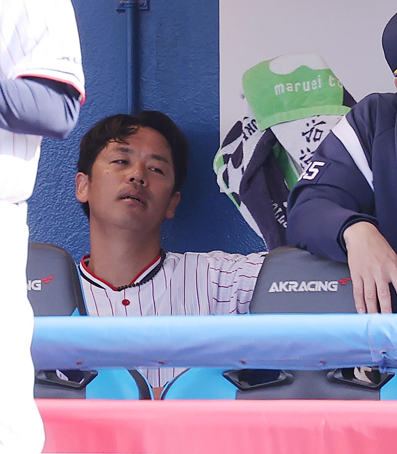 ヤクルト対DeNA 6回表DeNA2死二塁、降板となりベンチで疲れたような表情を見せる小川（撮影・河野匠）