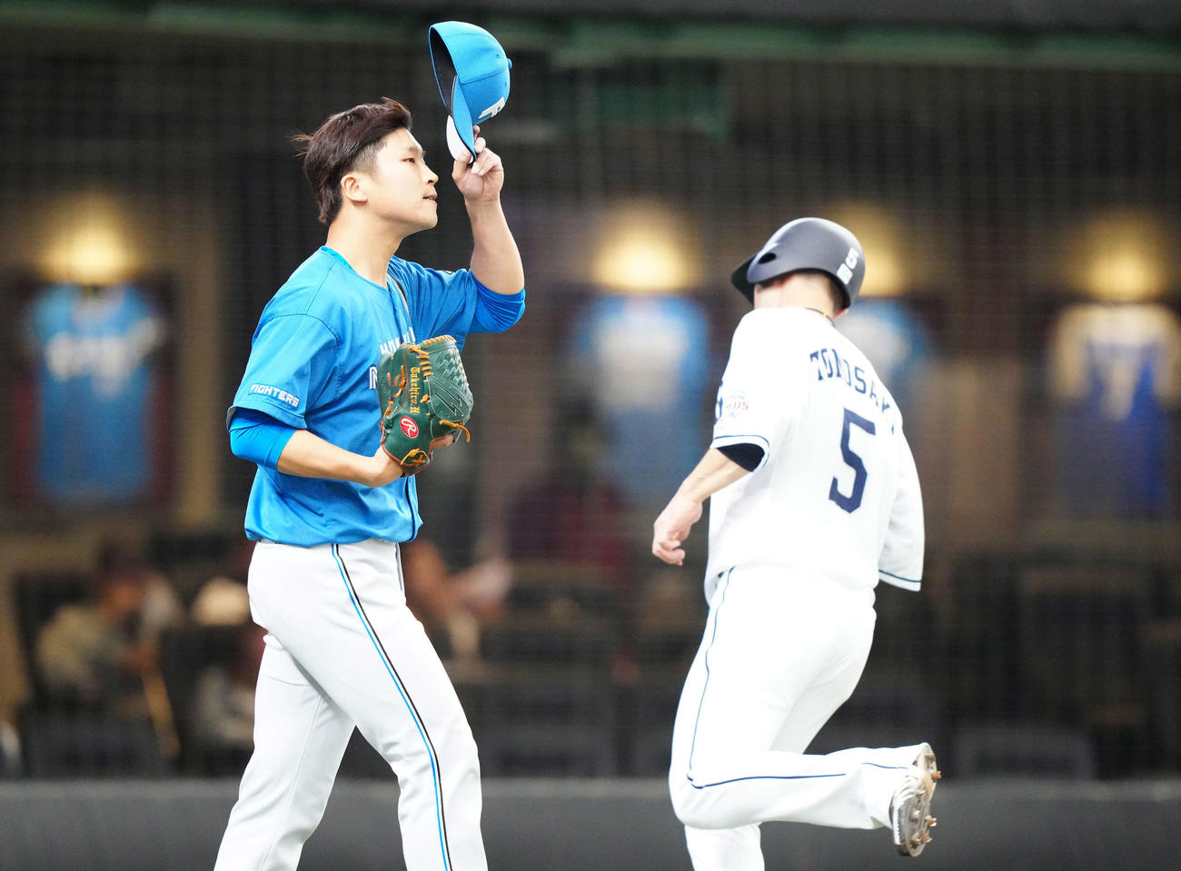 西武対日本ハム　5回裏西武2死一、二塁、呉念庭に2点適時二塁打を浴びた長谷川威（撮影・江口和貴）