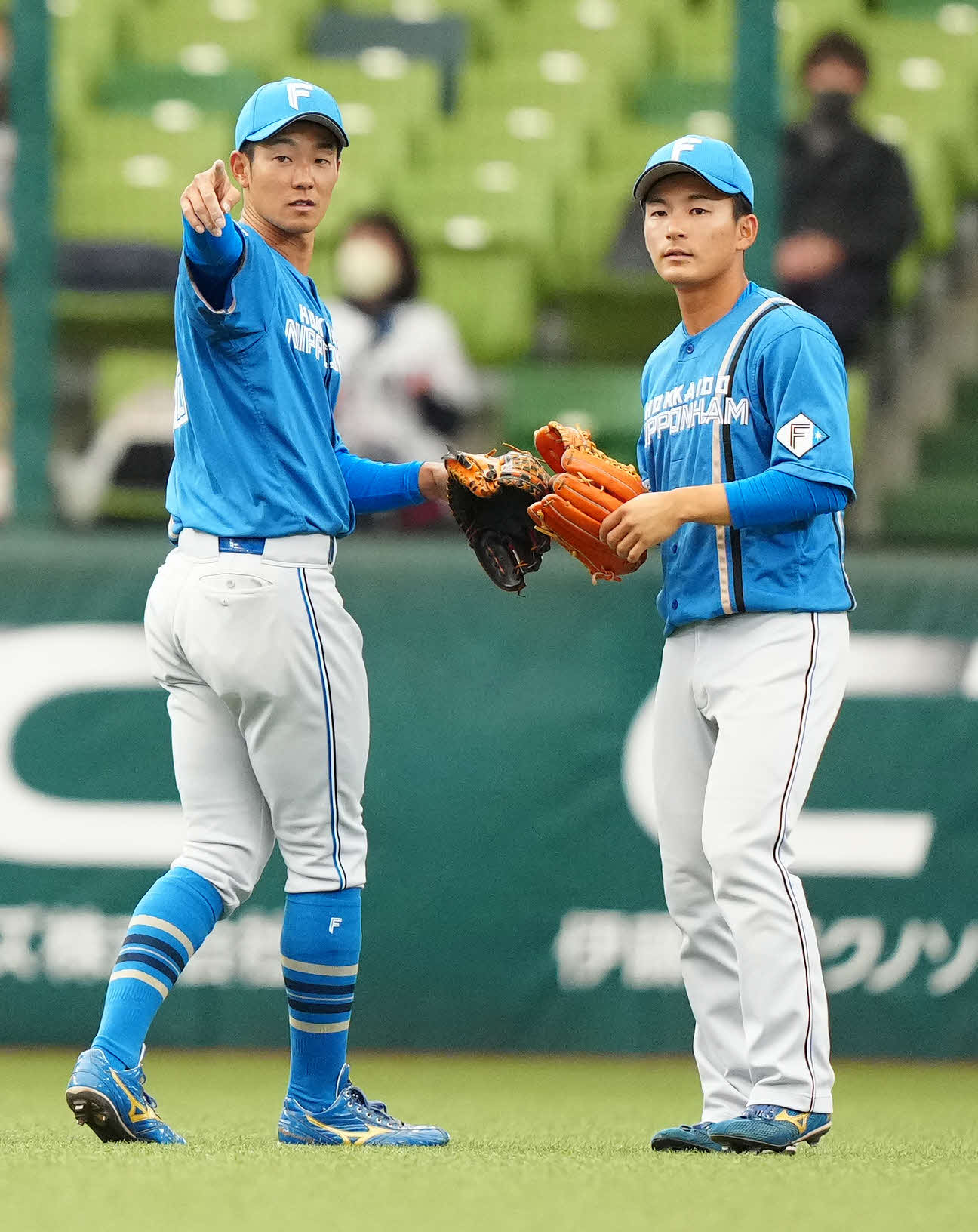 西武対日本ハム　2回裏、遊撃の守備に就く日本ハム水野（右）。左は中堅に入る石井（撮影・江口和貴）