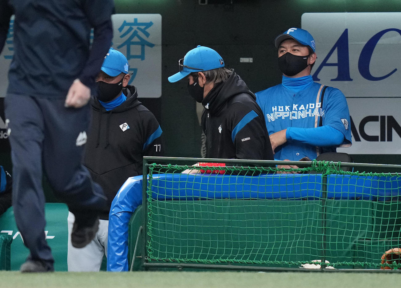 西武対日本ハム　西武に敗れ浮かない表情の日本ハム新庄監督（中央）（撮影・鈴木みどり）