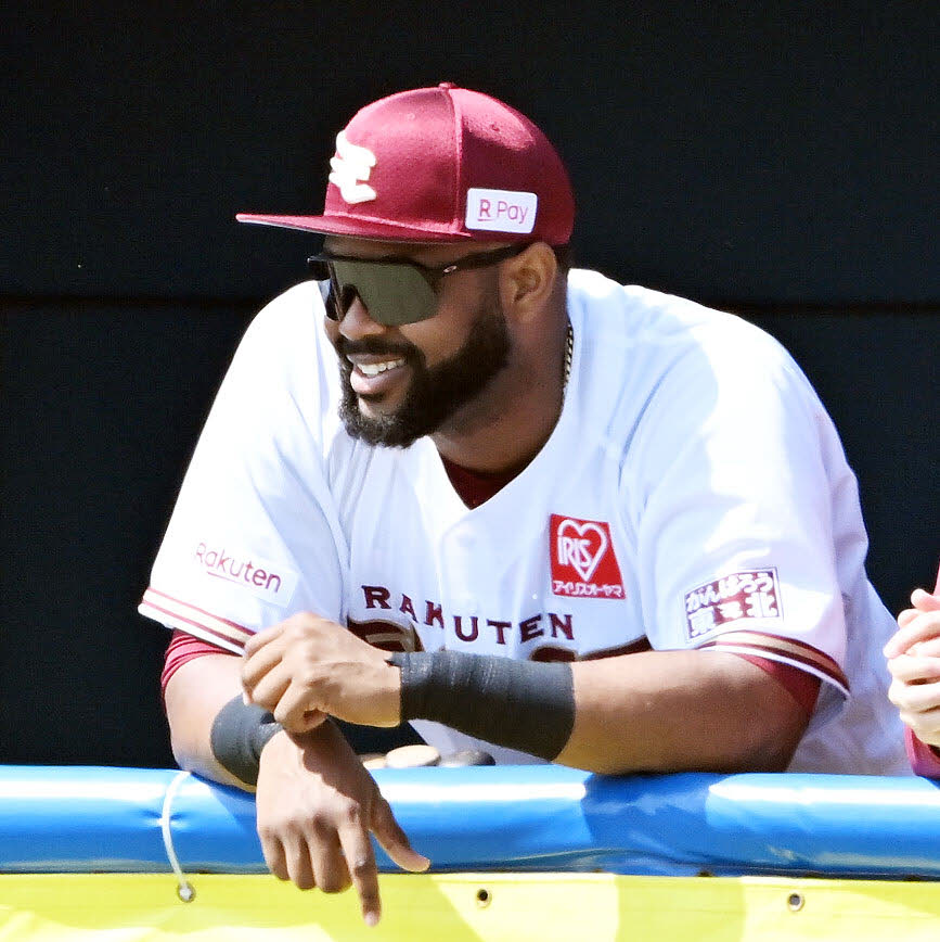 楽天対オリックス　試合前にベンチで笑顔の楽天ギッテンス（撮影・滝沢徹郎）
