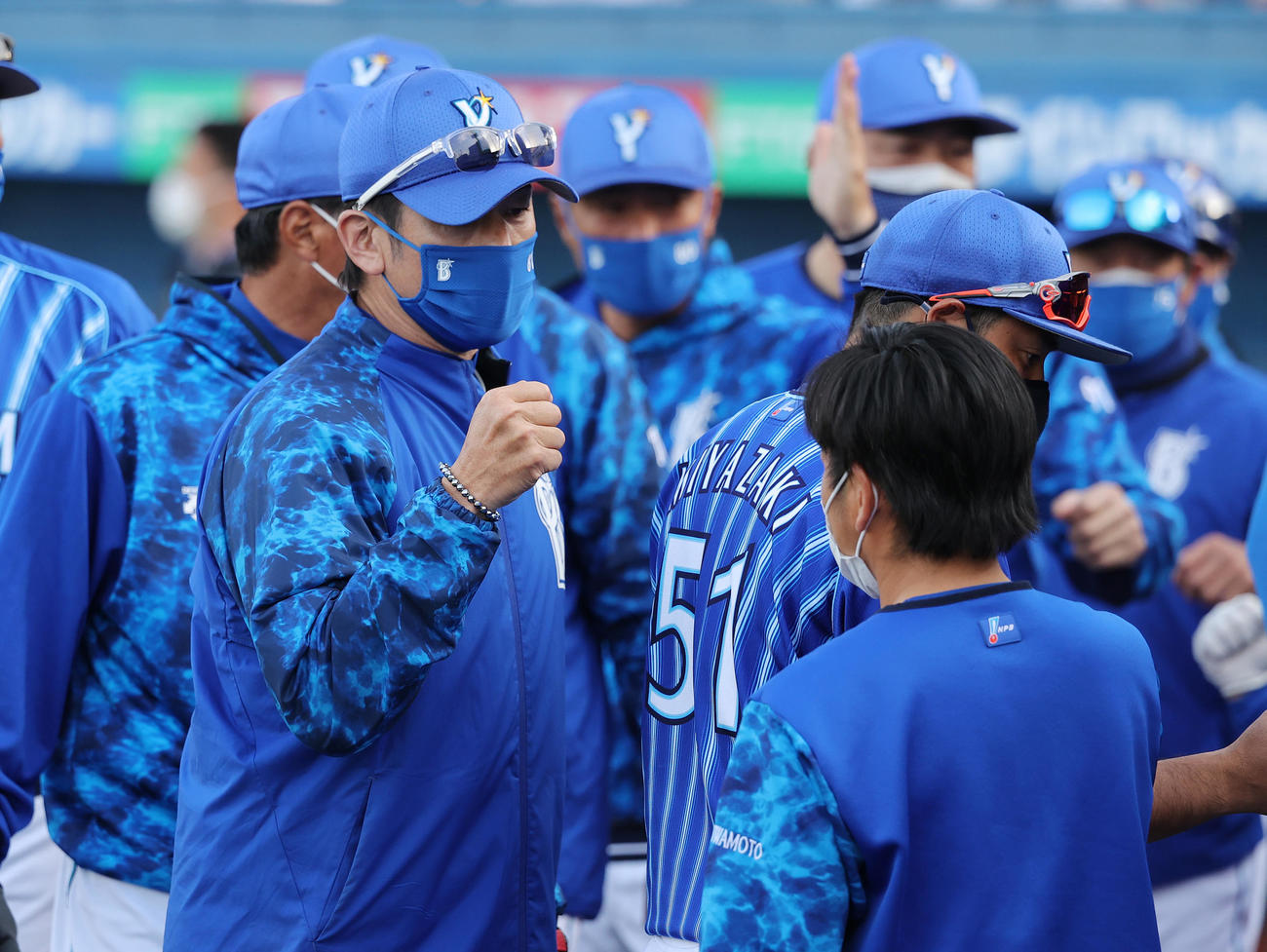 ヤクルト対DeNA　ヤクルトに勝利し、選手スタッフと喜び合う三浦監督（左）（撮影・河野匠）