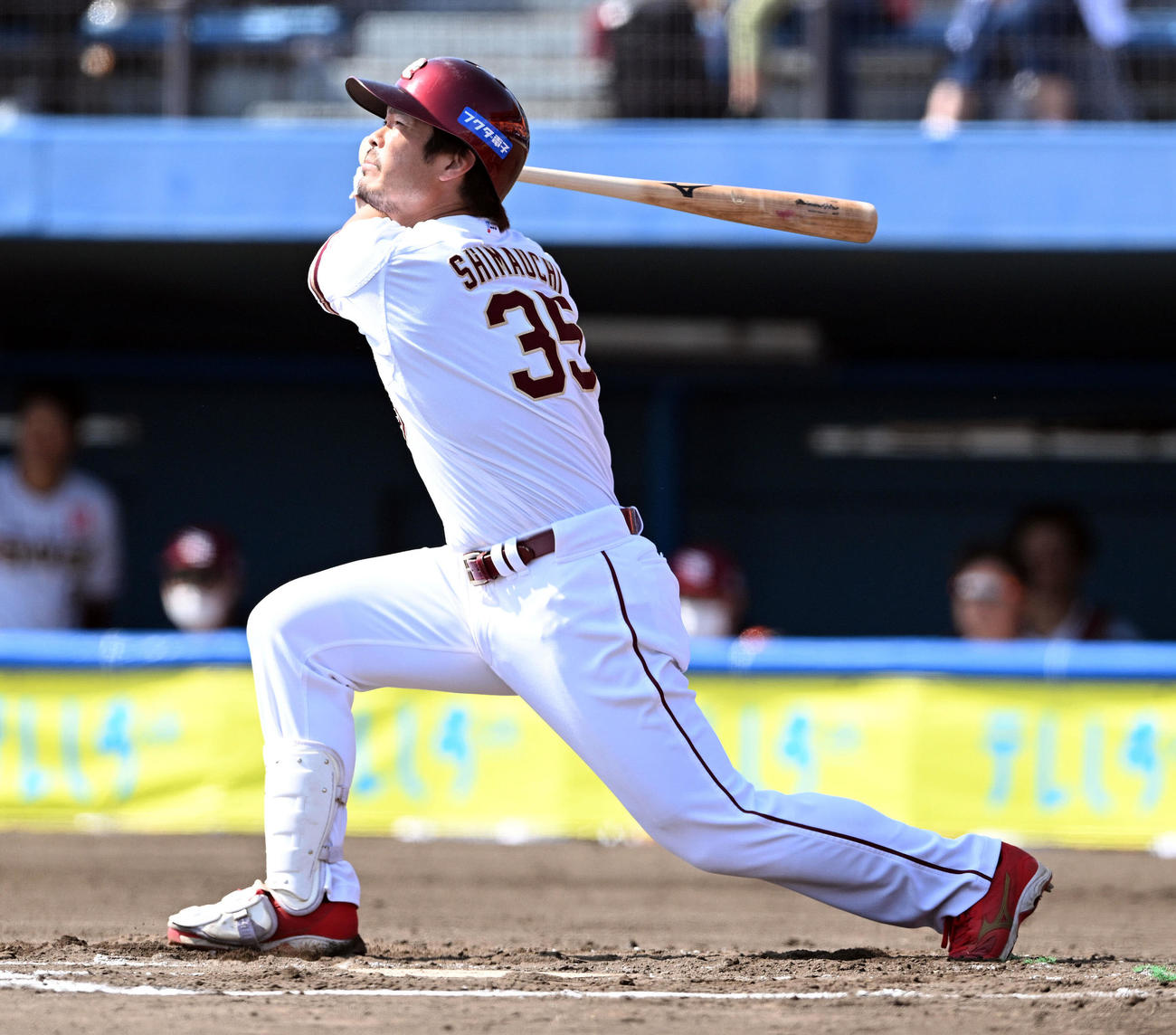 楽天対オリックス　1回裏楽天2死二塁、島内は右前適時打を放つ（撮影・滝沢徹郎）