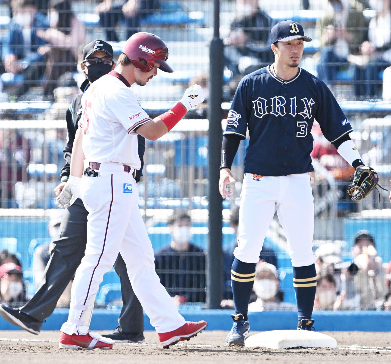 楽天対オリックス　1回裏楽天2死二塁、右前適時打を放った島内（左）はガッツポーズする。右は安達（撮影・滝沢徹郎）