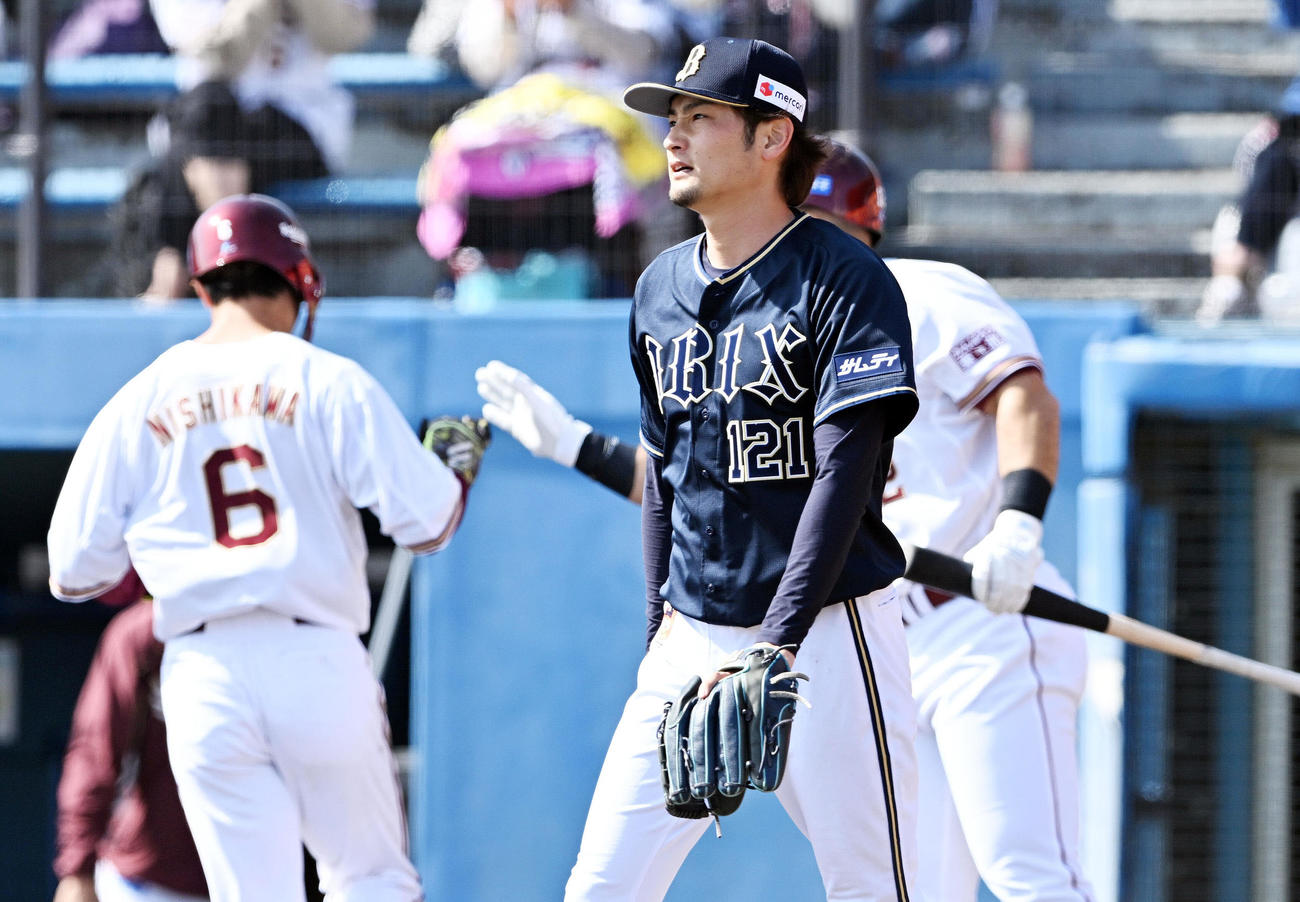 楽天対オリックス　3回裏楽天無死一塁、浅村に適時二塁打を浴びた中村（手前）。左は生還した西川（撮影・滝沢徹郎）