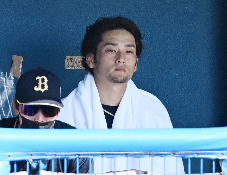 楽天対オリックス　4回を投げ終えたオリックス中村（奥）はベンチから戦況を見つめる（撮影・滝沢徹郎）