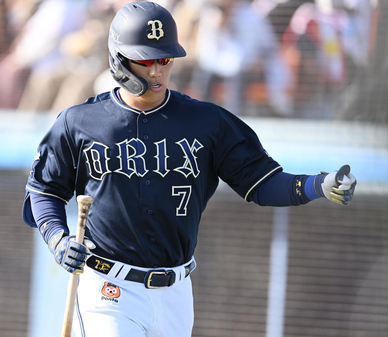 楽天対オリックス　8回表、代走を告げられ交代したオリックス吉田正はベンチ前でガッツポーズする（撮影・滝沢徹郎）
