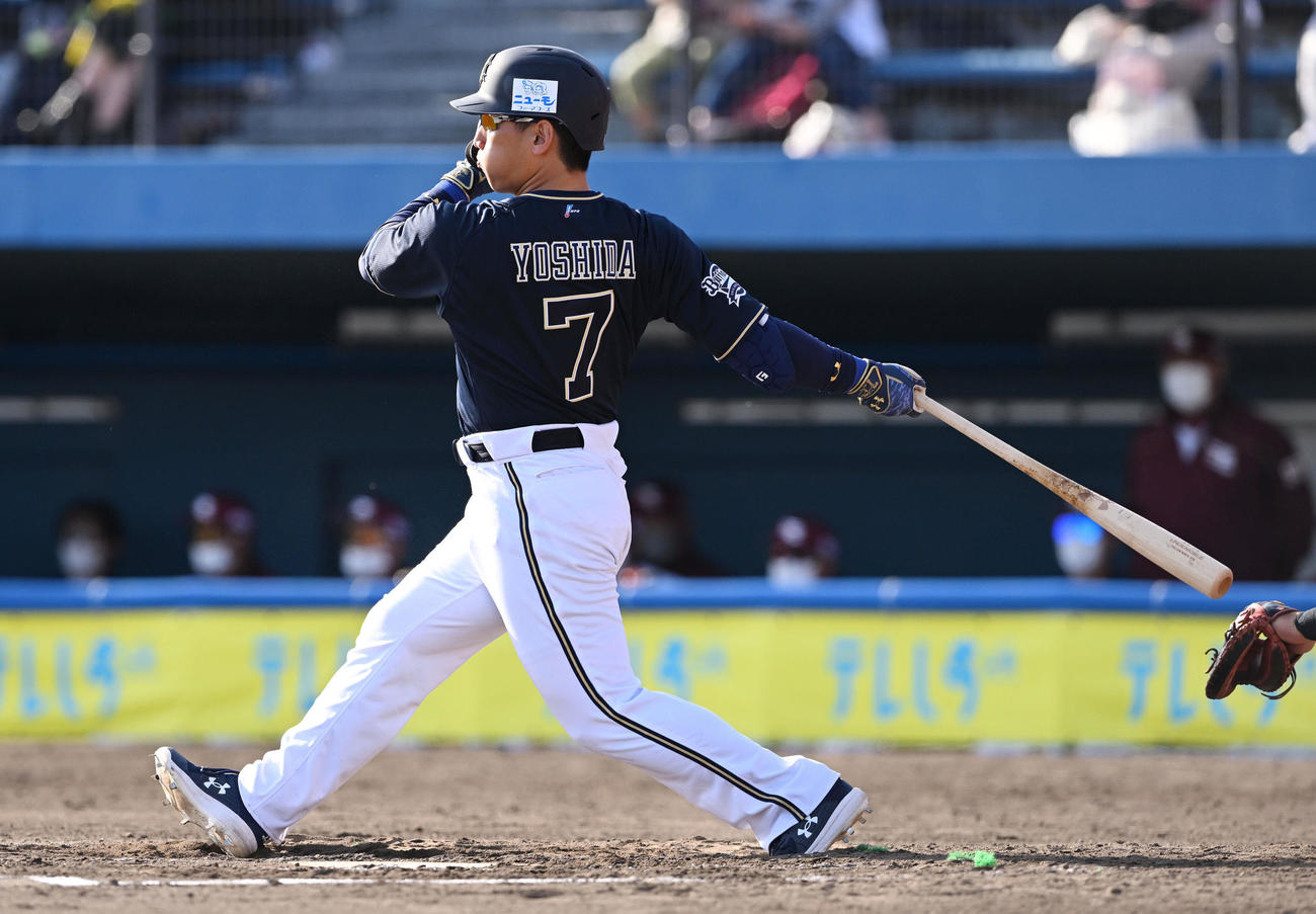 楽天対オリックス　8回表オリックス無死、吉田正は中前打を放つ（撮影・滝沢徹郎）