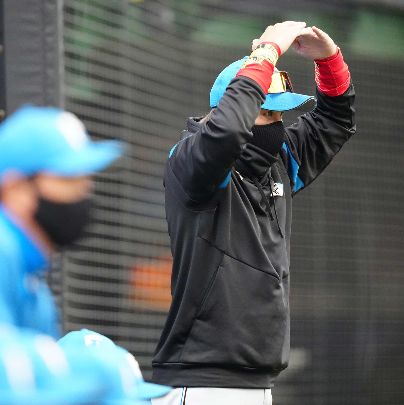 西武対日本ハム　3回裏、ベンチから丸ポーズを見せる日本ハム新庄監督（撮影・江口和貴）