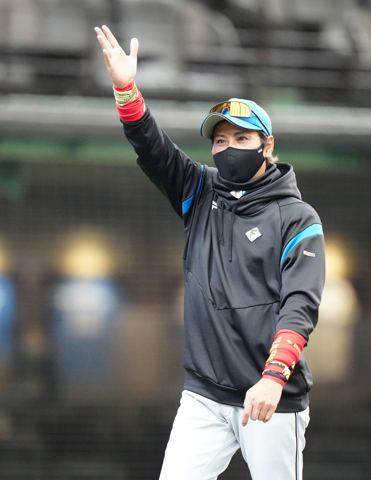西武対日本ハム　6回表日本ハム無死一塁、ヌニエスに代走を送った新庄監督（撮影・江口和貴）