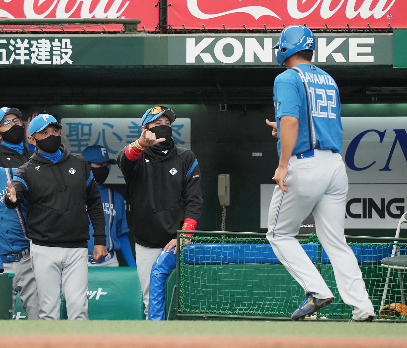西武対日本ハム　7回表日本ハム2死二塁、渡辺の左適時二塁打で生還した速水（右）を迎える新庄監督（撮影・鈴木みどり）