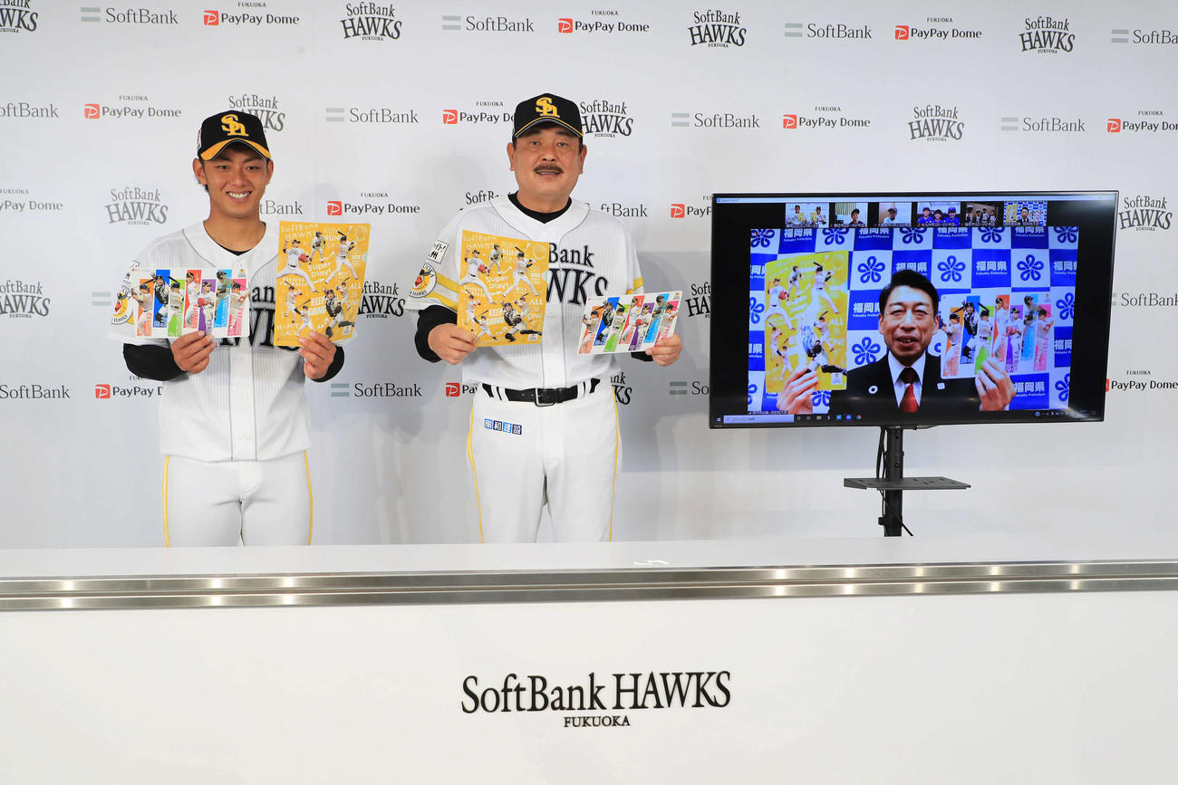 青少年アンビシャス運動コラボ文具贈呈式を行った左から今宮、藤本監督、右は服部福岡県知事（球団提供）