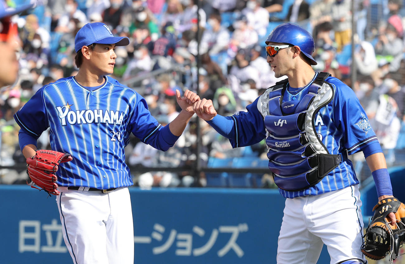 ヤクルト対DeNA 5回裏を無失点に抑え、伊藤光（右）とグータッチする坂本（撮影・河野匠）