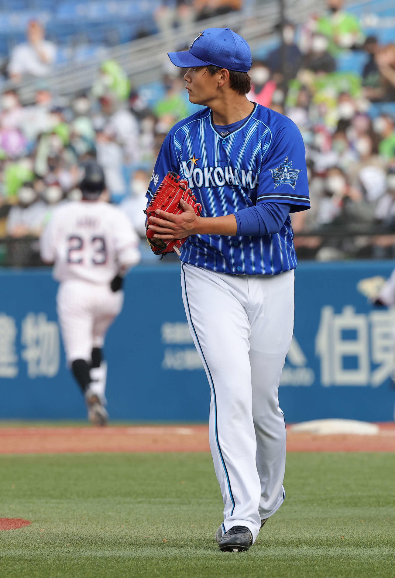 ヤクルト対DeNA 7回裏ヤクルト2死一塁、青木（後方）を遊ゴロに仕留め、グラブをたたく坂本（撮影・河野匠）