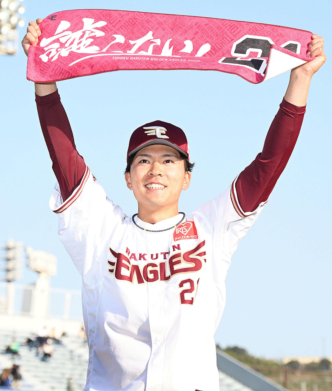 楽天対オリックス　ヒーローインタビューを終え自身のタオルを手にポーズを決める楽天早川（撮影・滝沢徹郎）