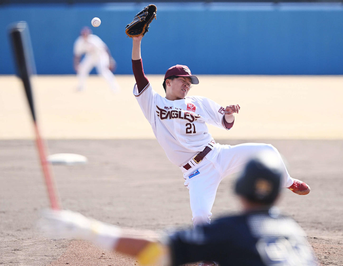 楽天対オリックス　4回表オリックス無死、早川は杉本の打球に反応するも捕れず中前打を許す（撮影・滝沢徹郎）