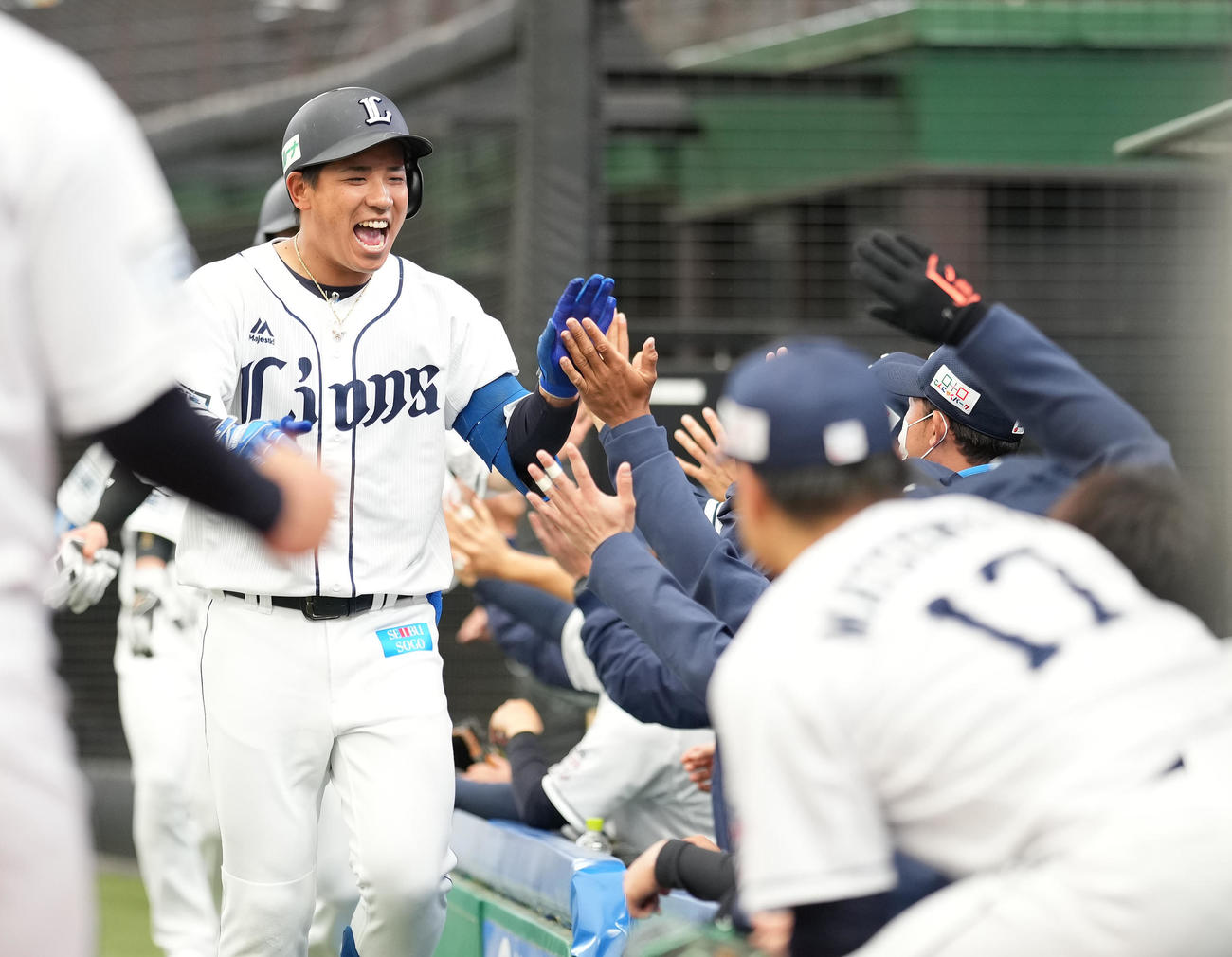 西武対日本ハム　1回裏西武2死満塁、左越え満塁本塁打を放った愛斗はナインと笑顔でハイタッチ（撮影・鈴木みどり）