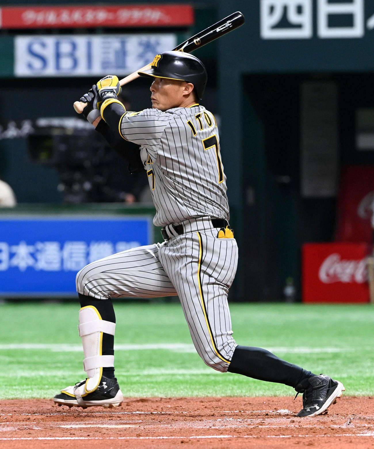 1回表阪神1死二、三塁、糸井は中前2点適時打を放つ（撮影・前岡正明）