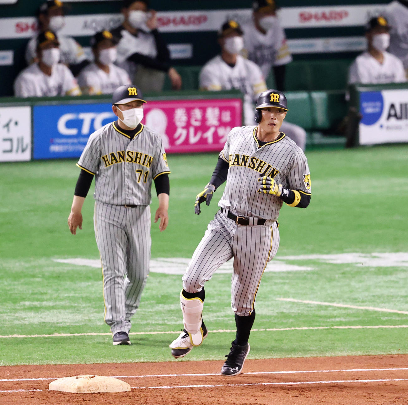 ソフトバンク対阪神　1回表阪神1死二、三塁、糸井は中前適時打を放つ（撮影・加藤哉）