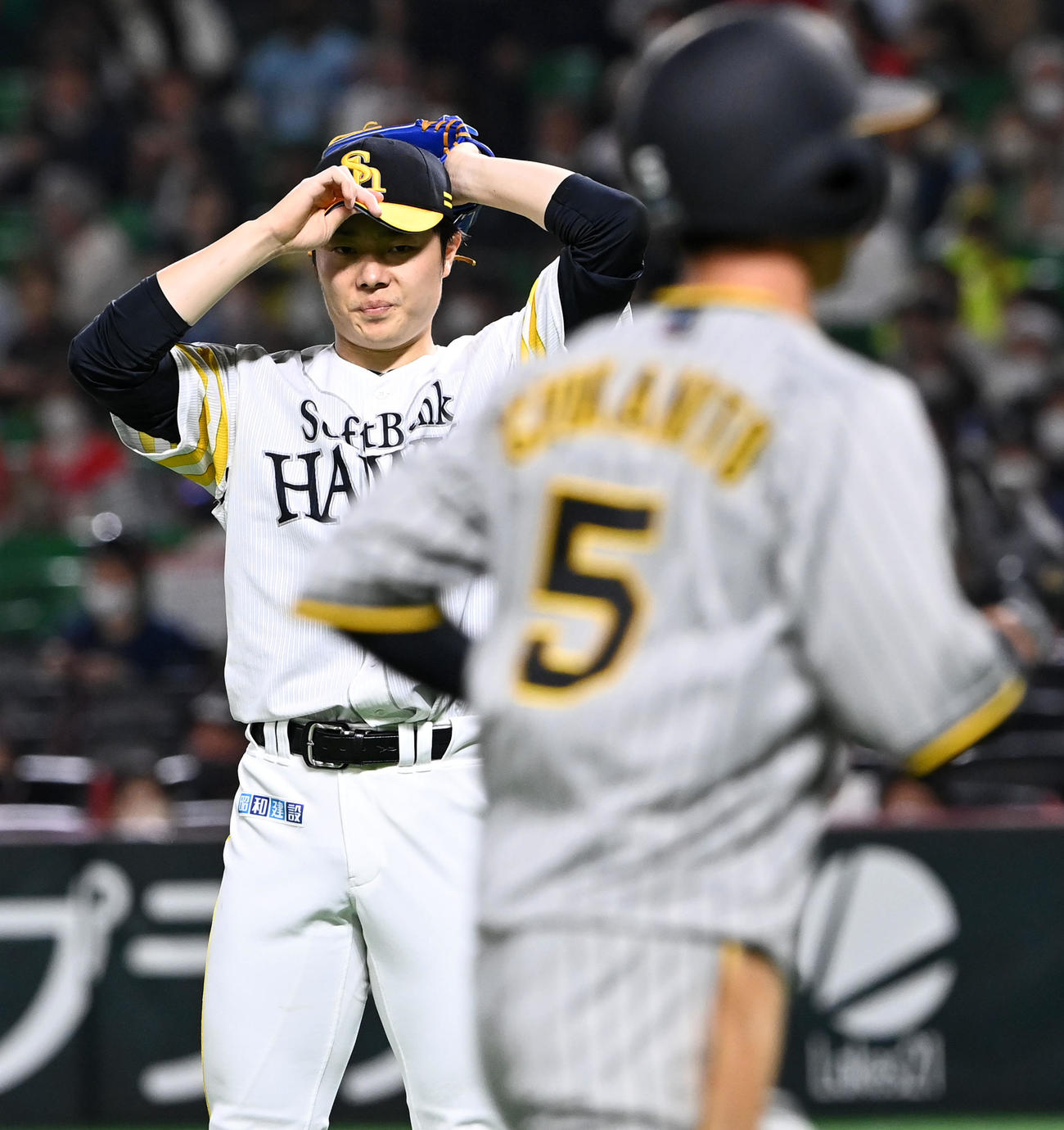 ソフトバンク対阪神　1回表阪神1死満塁、ソフトバンク先発の松本は大山に押し出しの四球を与える。手前は生還する近本（撮影・前岡正明）
