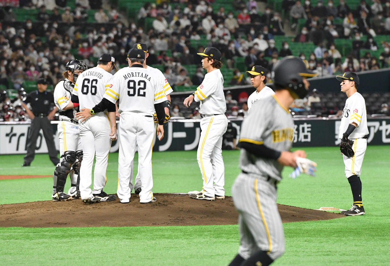 ソフトバンク対阪神　2回表阪神無死一塁、松本（左から2人目）が糸原（手前）に2者連続となる四球を与え、マウンドに集まるソフトバンクナイン（撮影・岩下翔太）
