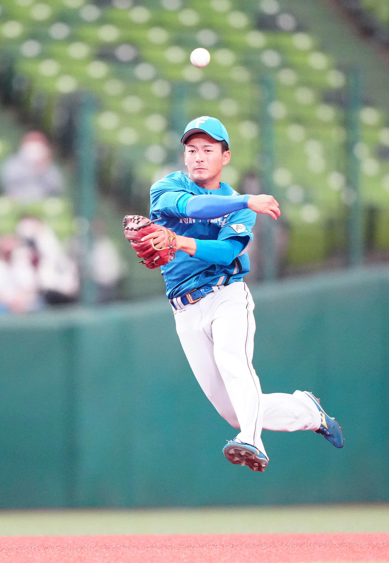 西武対日本ハム　3回裏西武1死、森の打球を処理し遊ゴロとする水野（撮影・江口和貴）