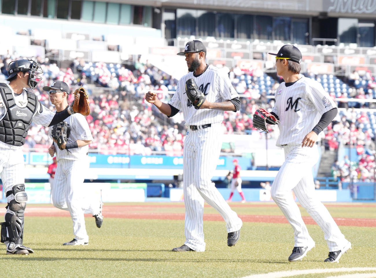 ロッテ対広島　8回1イニングに登板し、ナインに迎えられるロッテゲレーロ（中央）（撮影・菅敏）