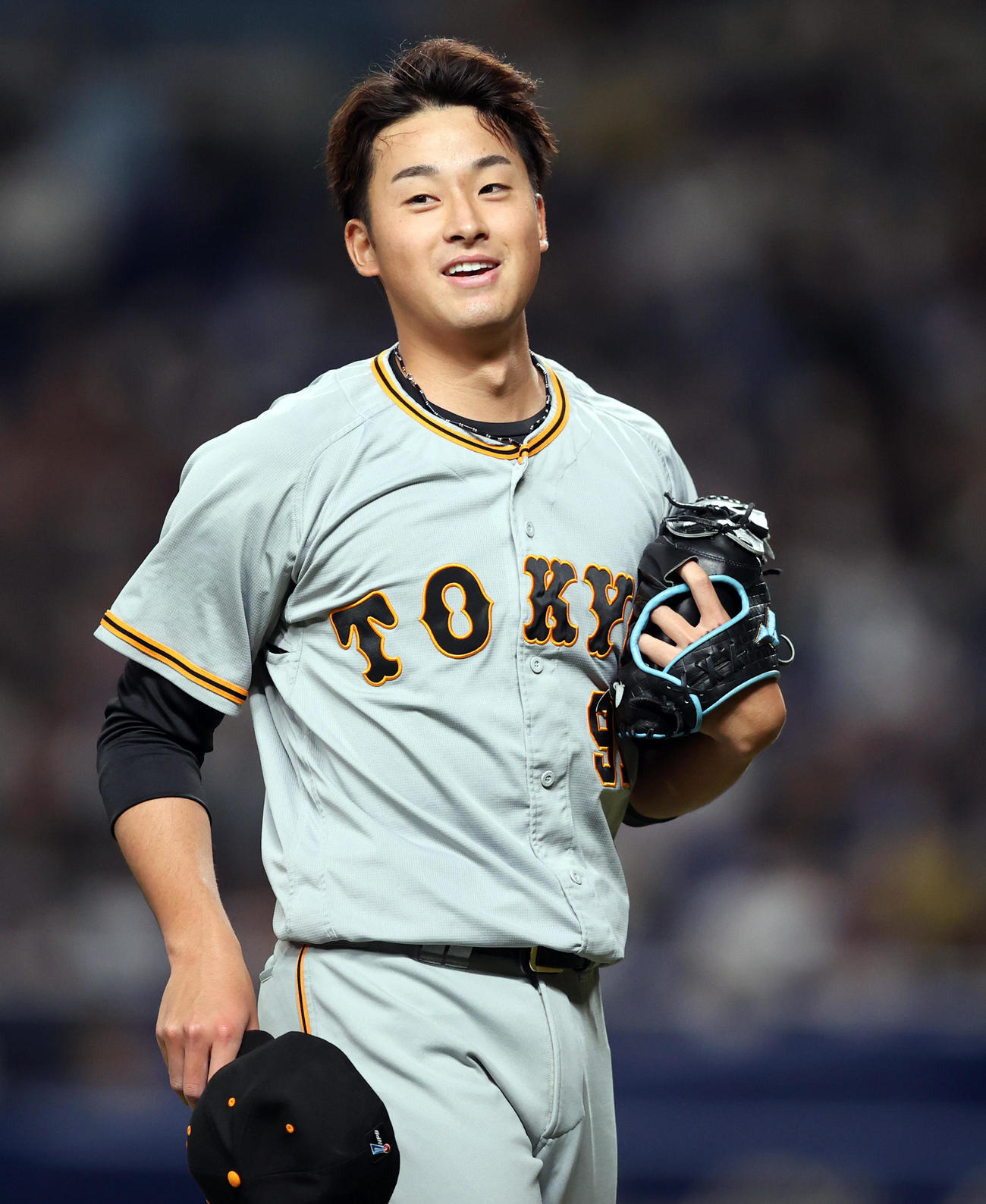 中日対巨人　4回裏を抑え、笑顔でベンチに戻る巨人先発の堀田（撮影・狩俣裕三）