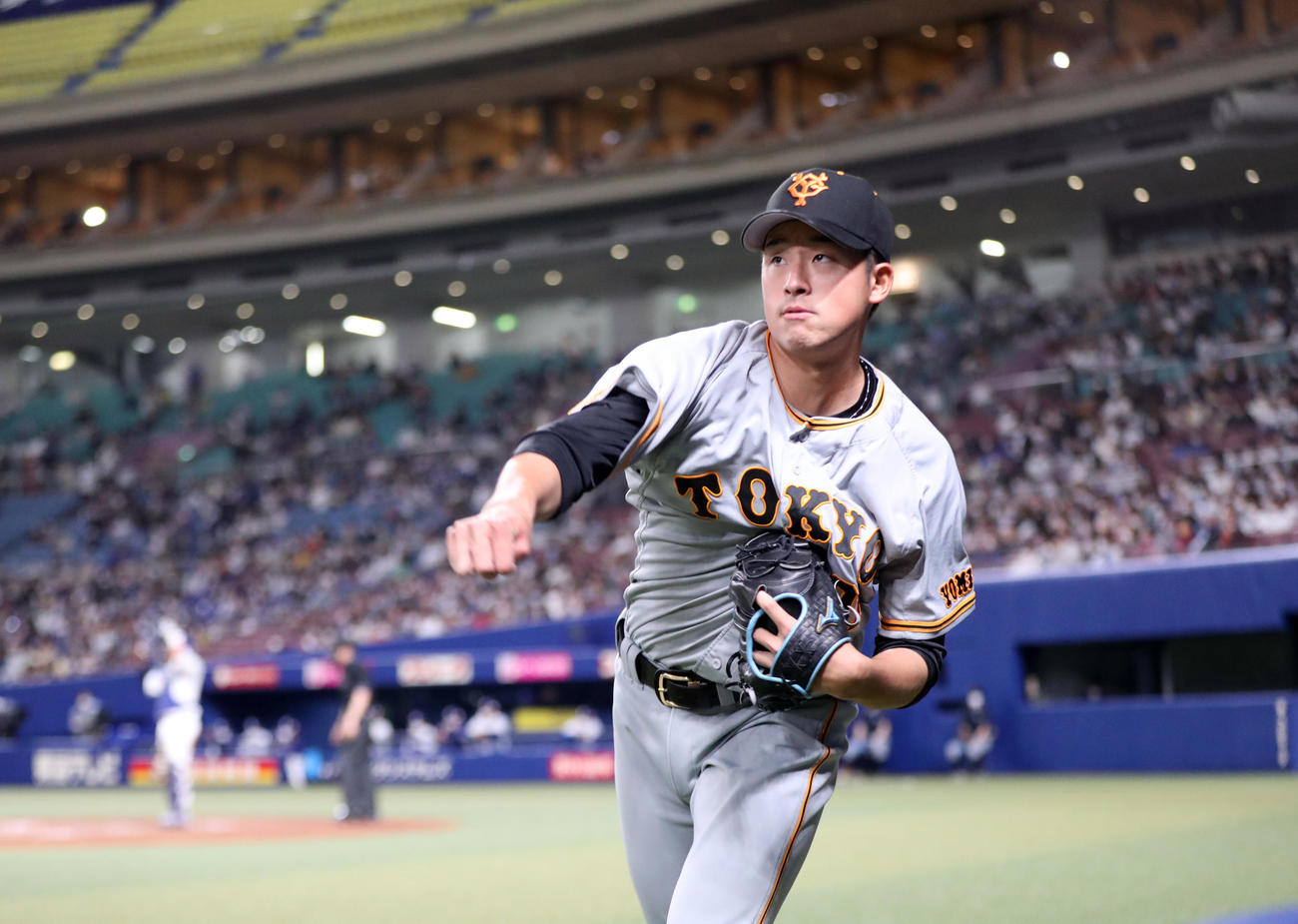 中日対巨人　5回表、ベンチ前で投球練習をする巨人先発の堀田（撮影・狩俣裕三）