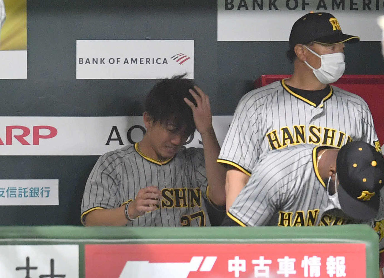 ソフトバンク対阪神　4回裏、6失点しベンチで肩を落とす伊藤将（撮影・岩下翔太）
