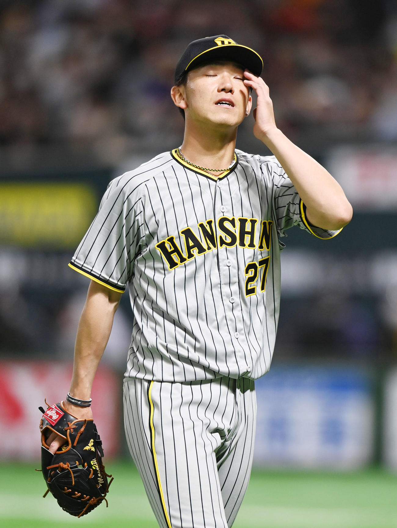 ソフトバンク対阪神　4回、6失点にがっくりとベンチに戻る阪神先発の伊藤将（撮影・前岡正明）