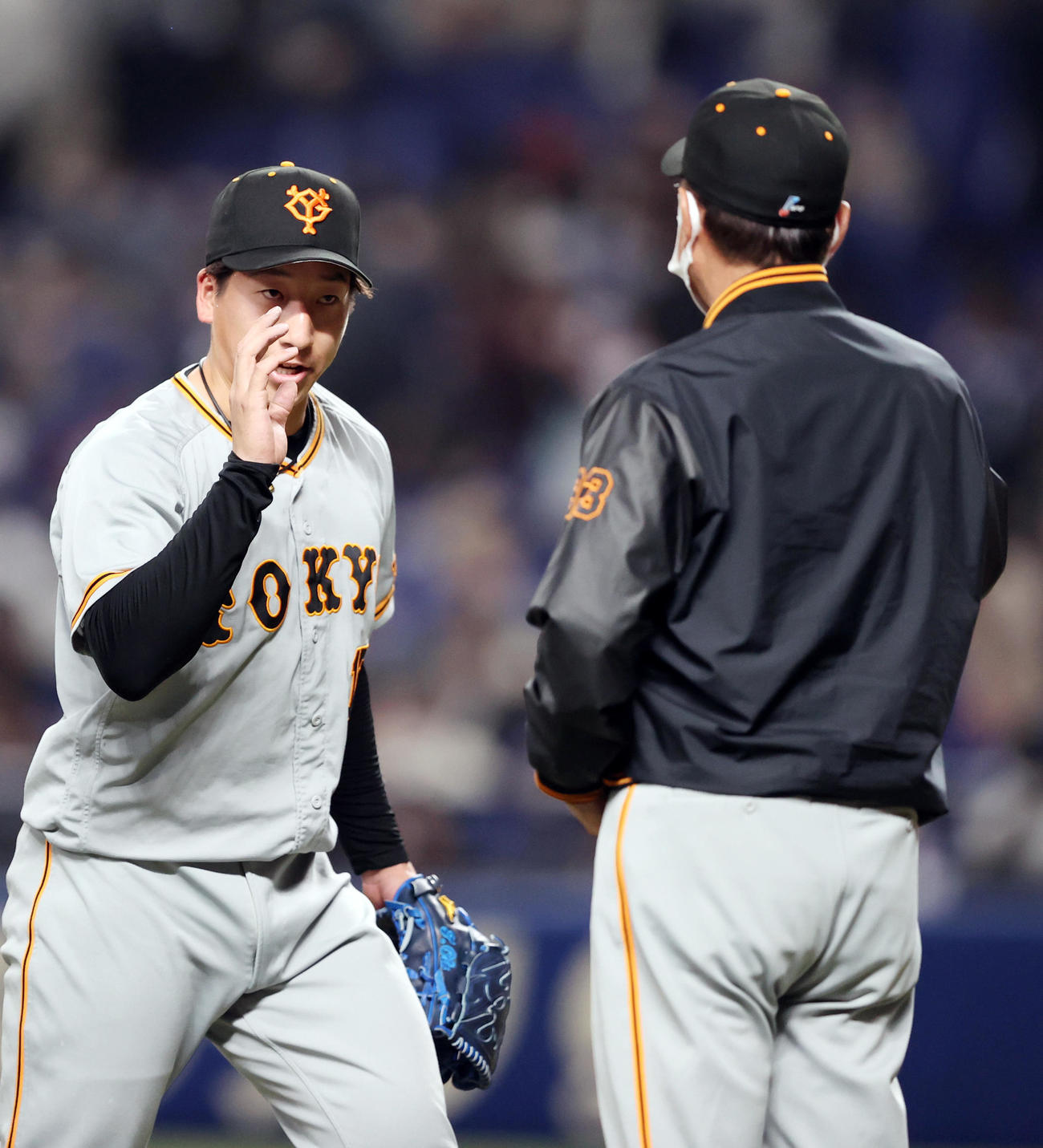 中日対巨人　試合後、原監督（右）に迎えられる大勢（撮影・狩俣裕三）