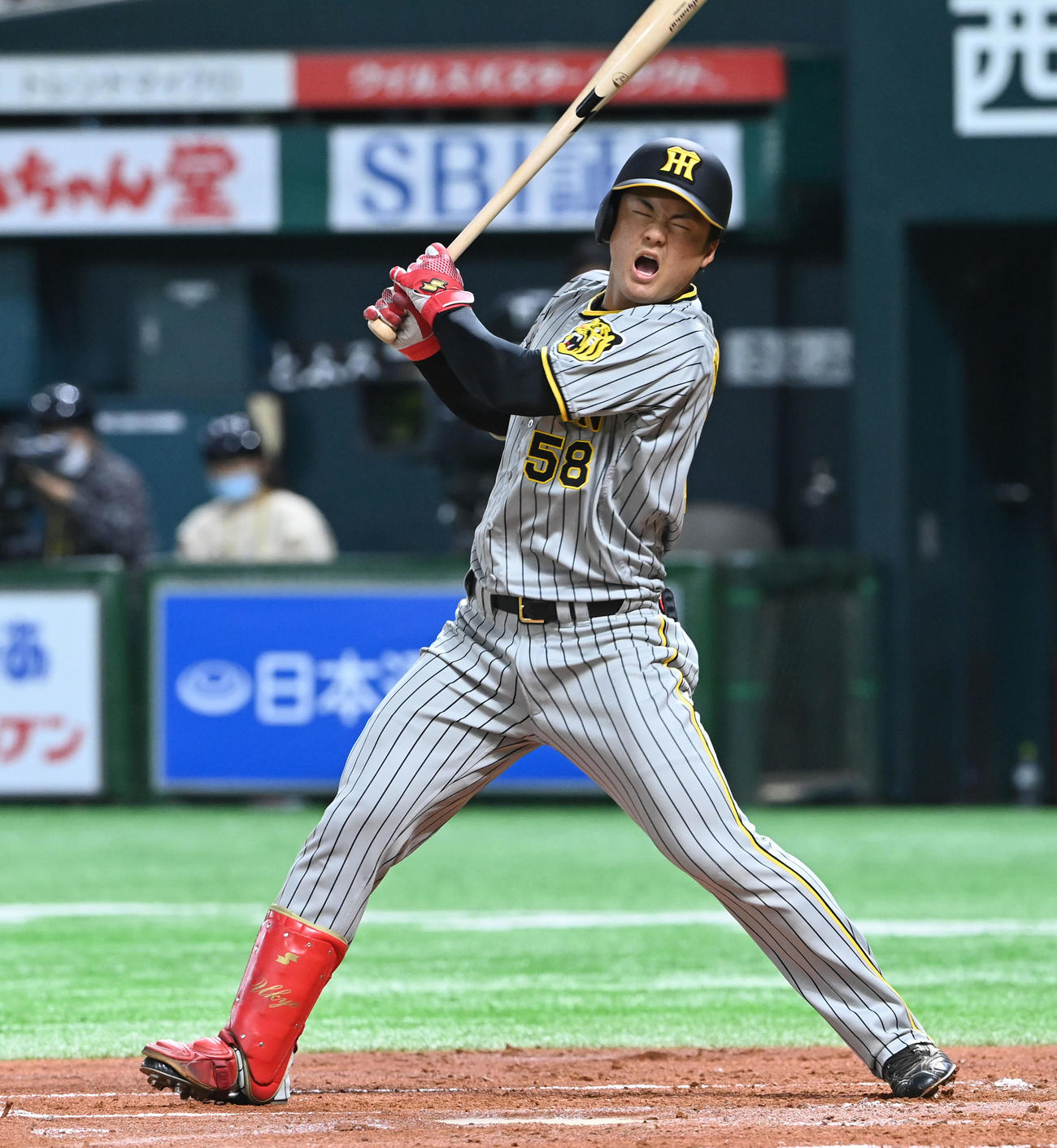 ソフトバンク対阪神　1回表阪神1死一塁、前川は空振りの三振に倒れる（撮影・前岡正明）