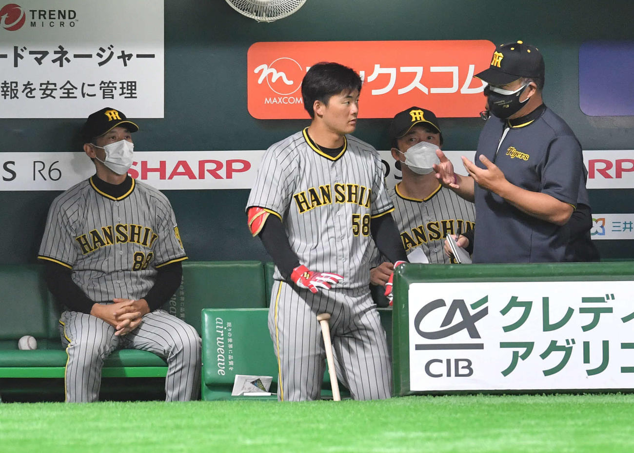 ソフトバンク対阪神　9回表の攻撃前、ベンチで前川（中央）に声をかける井上ヘッドコーチ（右端）、左端は矢野監督（撮影・岩下翔太）