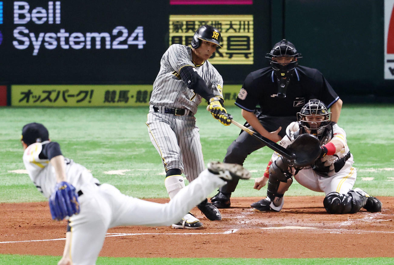 ソフトバンク対阪神　1回表阪神1死二、三塁、糸井は中前適時打を放つ。投手は松本（撮影・加藤哉）