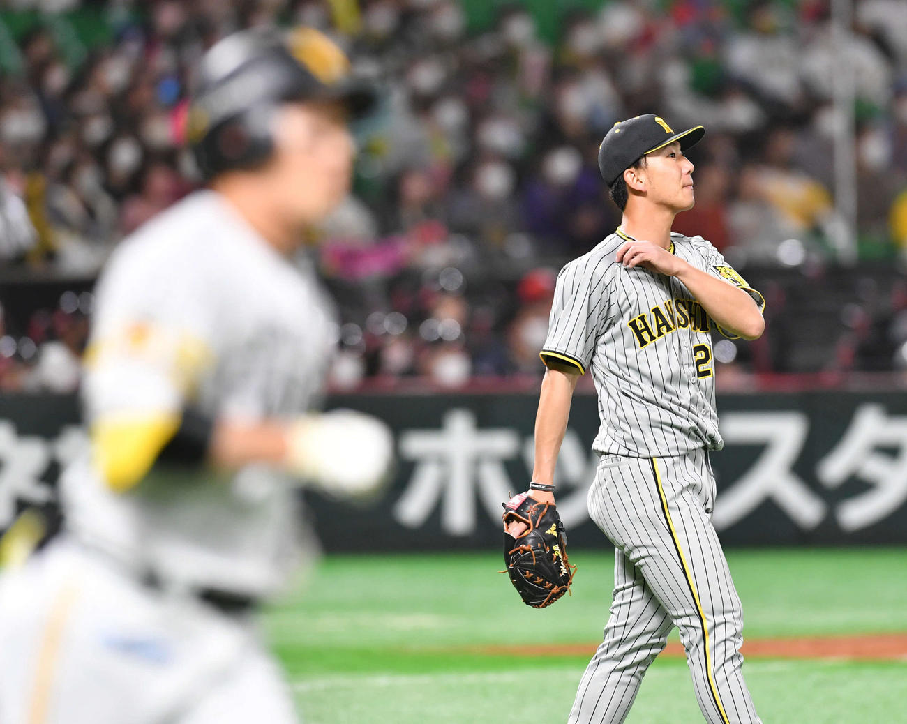 ソフトバンク対阪神　4回裏ソフトバンク1死二塁、栗原（左）に右越え2点本塁打を打たれた伊藤将（撮影・岩下翔太）
