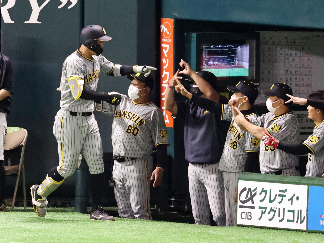 ソフトバンク対阪神　2回表阪神1死一、二塁、佐藤輝は左中間越え3点本塁打を放ちベンチの矢野監督（右から3人目）とエアタッチする（撮影・加藤哉）