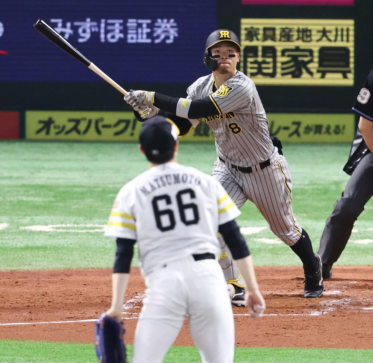 ソフトバンク対阪神　2回表阪神1死一、二塁、3点本塁打を放つ佐藤輝。投手松本（撮影・加藤哉）