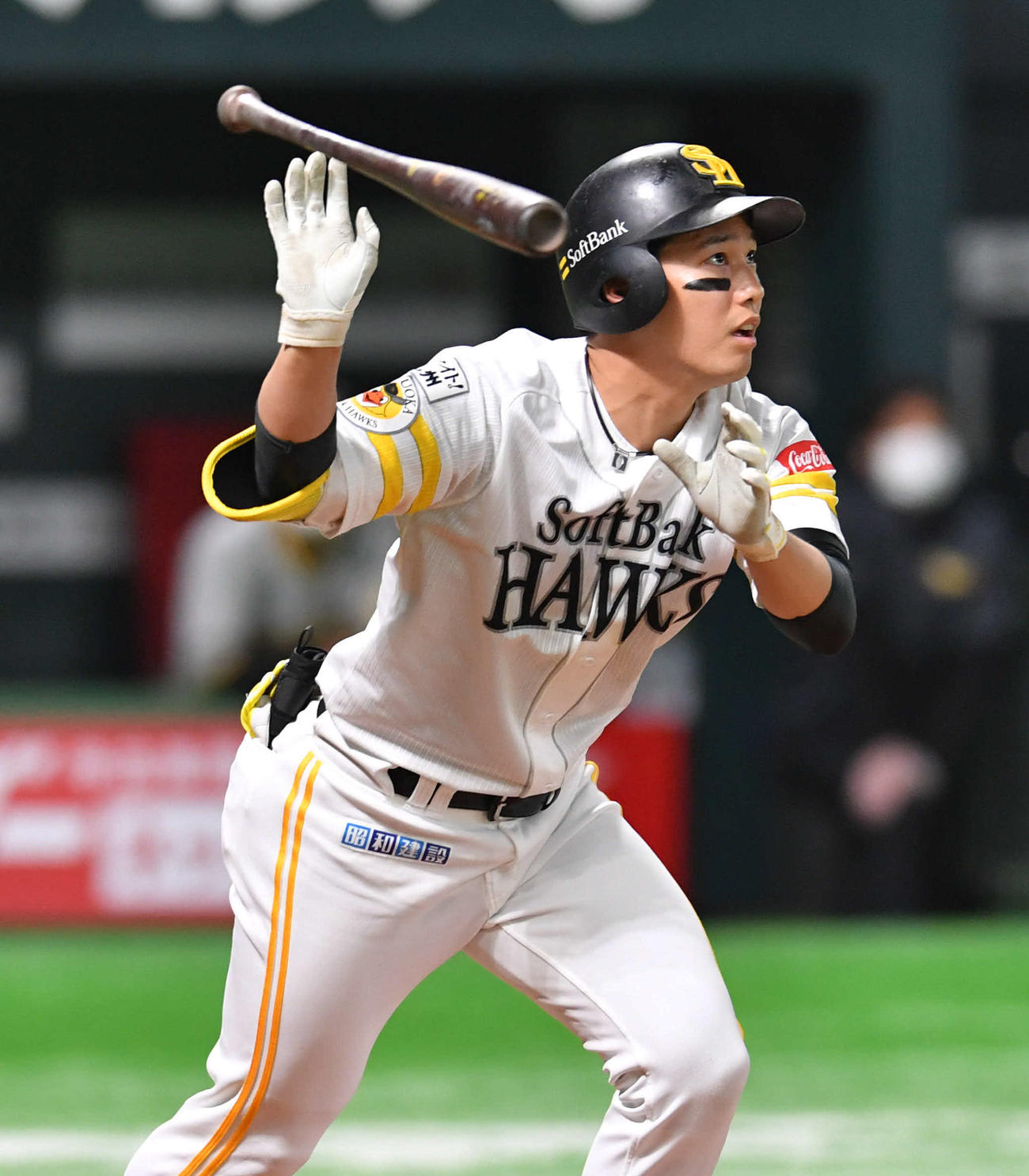 ソフトバンク対阪神　4回裏ソフトバンク1死二塁、栗原は右越え2点本塁打を放つ（撮影・岩下翔太）