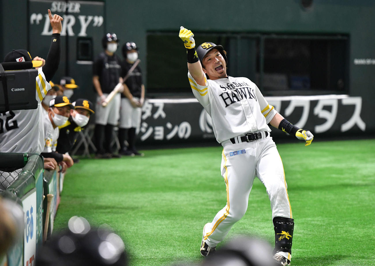 ソフトバンク対阪神　4回裏ソフトバンク1死、右越え本塁打を放ち、ベンチ前で熱男ポーズを決める松田（撮影・岩下翔太）