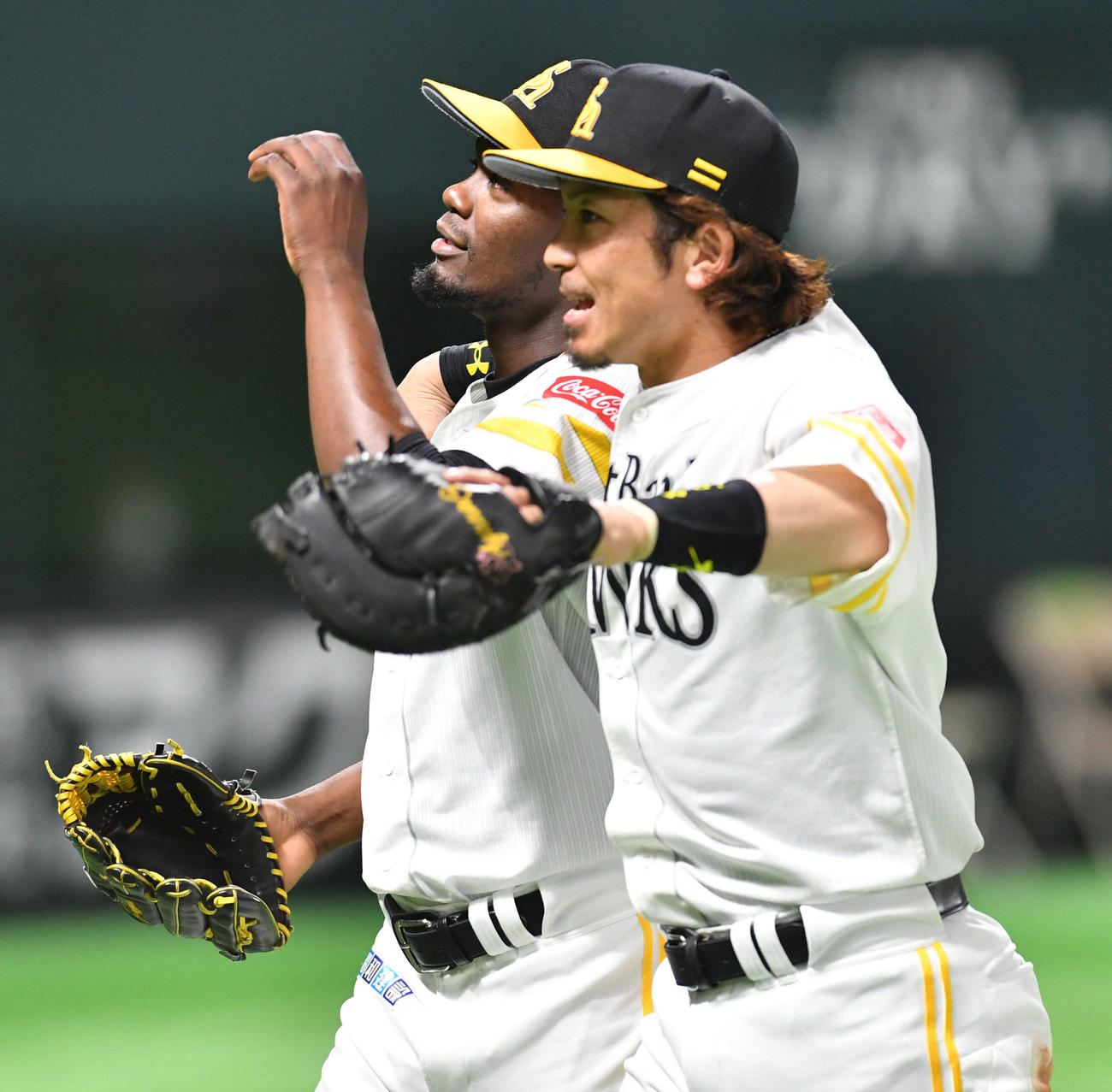 ソフトバンク対阪神　8回表阪神の攻撃を抑えたモイネロ（左）と肩を組みながらベンチへ戻る松田（撮影・岩下翔太）